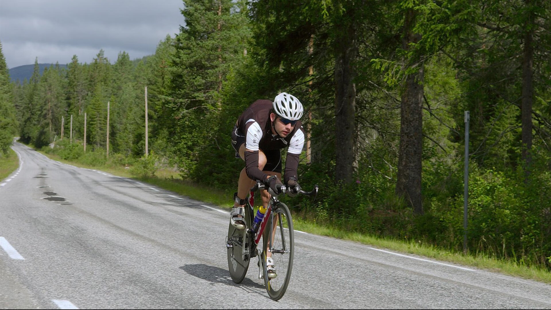 场上顽强作战，奋勇争胜彰显团队精神，赛场上顽强拼搏